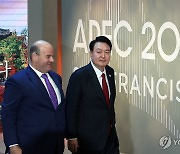 윤석열 대통령, APEC 정상 단체 사진촬영장 도착