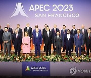 윤석열 대통령, APEC 정상들과 단체 사진촬영