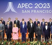 윤석열 대통령, APEC 정상들과 단체 사진촬영