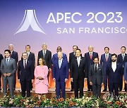 윤석열 대통령, APEC 정상들과 단체 사진촬영