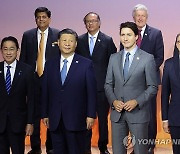 APEC 정상들과 단체 사진 촬영하는 시진핑 주석과 기시다 총리