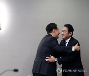 尹 "한일 정부협의체 100% 복원" 기시다 "협력 전진 희망"(종합)