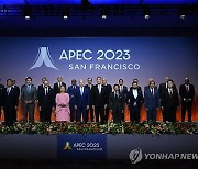 윤석열 대통령, APEC 정상들과 단체 사진촬영