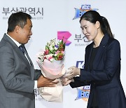 25일 부산 사직체육관서 남녀 프로농구 경기 연달아 개최