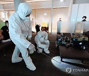 빈대 방역하는 인천국제공항 관계자들