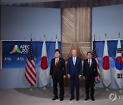 APEC 행사장에서 나란히 선 한미일 정상