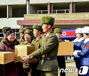 평양 대건설현장 군인건설자들에 지원물자 전하는 가족선동대원들