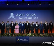 APEC 각국 정상들과 기념 촬영하는 윤 대통령