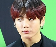 정국, 英 차트서 ‘GOLDEN’·‘Standing Next to You’로 2주 연속 차트인...인기 고공행진