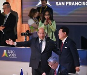 尹 “다자무역체제 복원이 APEC 발휘해야 할 리더십”