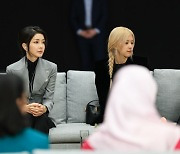 김건희 여사, ‘블랙핑크’ 로제와 함께 APEC 배우자 프로그램 참여