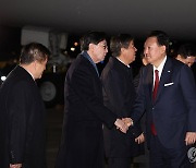 APEC 일정 마치고 귀국하는 윤석열 대통령 내외