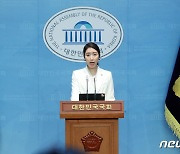 민주 '청년 비하 현수막' 논란에 "행사 업체가 준비한 것"