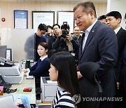 행정전산망 복구 현장 점검하는 이상민 장관