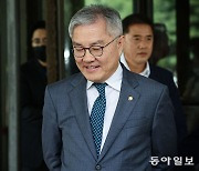 최강욱 “암컷이 나와서 설친다”…野, 청년비하 이어 여성비하 논란