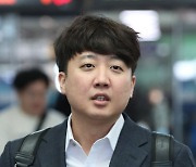 이준석 "한동훈은 긁지 않은 복권…경쟁상대로 보지 않아"