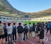 대한민국 축구대표팀 훈련 살피는 중국 취재진