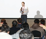 [포토]노스컷 CEO, 2024~2025년 생성형 AI 전망 기조연설