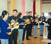 결속 다지는 북한, 군중문화예술활동 중요성 부각