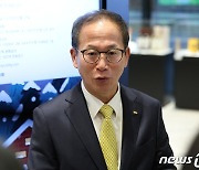 취재진 질의 답하는 양종희 회장