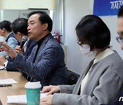 헌법적 문제점 발표하는 김종철 교수