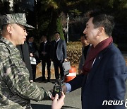 정종범 해병대 사단장과 악수하는 김기현 대표