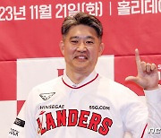 'L 포즈' 취하는 이숭용 SSG 신임 감독