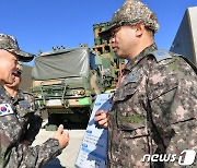 장병 격려하는 이영수 공군참모총장