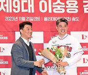 [포토]'김성룡 단장의 축하꽃다발' SSG 이숭용 감독