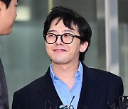 "지드래곤, 손발톱도 음성"...경찰, 마약 수사 난항