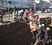 상수도관 교체 공사 중 인부 1명 매몰…“생명엔 지장 없어”