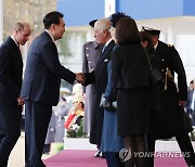 [속보]尹대통령, 찰스 3세 국왕과 왕실마차로 버킹엄궁 이동