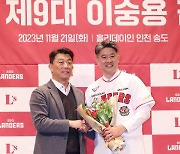 [포토]김성용 단장에게 축하꽃다발 받는 이숭용 감독