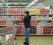 고물가에 중산층도 라면 '후루룩'