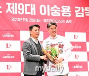 [MD포토] 김성룡 단장에서 축하 꽃다발 받는 이숭용 SSG 감독