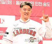 [MD포토] 이숭용 감독 '랜더스 포즈는 완벽하게'