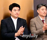 [MD포토] 박수치는 이숭용 SSG 감독과 노경은