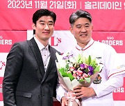 오태곤, 이숭용 감독님 축하드립니다[포토엔HD]