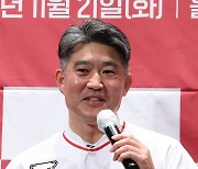 취임 인사말하는 이숭용 신임 감독