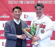 김성용 단장 축하 꽃다발 받는 이숭용 감독