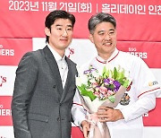 이숭용 SSG 신임 감독,'오태곤! 이번 시즌 잘해보자' [사진]