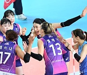 ‘쌍포’ 김연경·옐레나 34점 합작…흥국생명, 6연승에 전구단 상대 승리까지