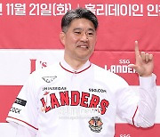 [포토S] SSG 이숭용 신임 감독, 랜더스 세리머니!