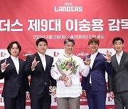 [포토S] SSG 이숭용 감독, '최정-노경은-김광현-오태곤과 함께'