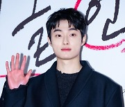 [T포토] 윤찬영 '시크한 손인사'