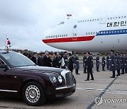 윤석열 대통령 내외, 영국 런던 도착