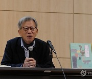 질문에 답하는 유홍준 교수