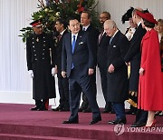 왕실 근위대 사열 위해 이동하는 윤석열 대통령과 찰스3세 국왕