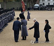 왕실 근위대 사열하는 윤석열 대통령과 찰스3세 국왕