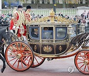 버킹엄궁 향하는 윤석열 대통령과 찰스 3세 영국 국왕